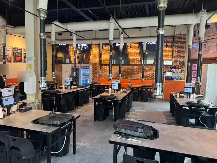 Spacious, clean dining hall at Ssosam 208 Suwon Station Branch
