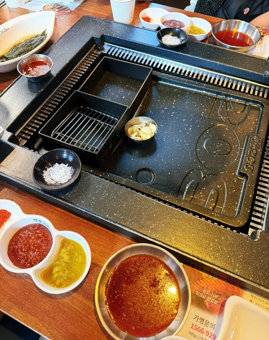 가족 외식으로 앉은 고깃집 테이블 자리