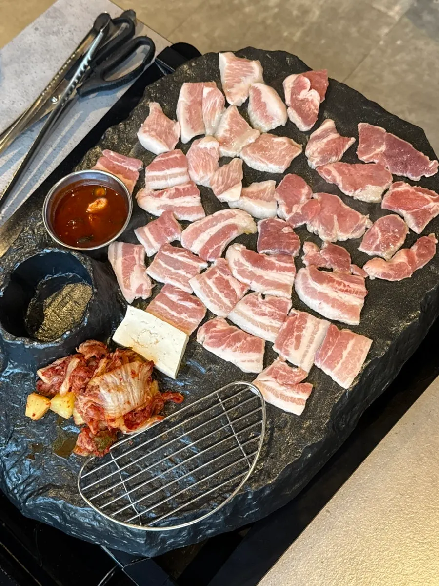 쏘삼208 수원역점 화산 돌불판 삼겹살