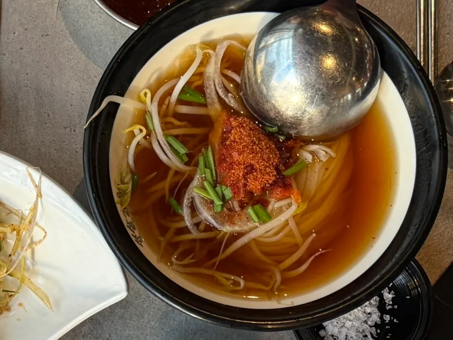 서비스로 나온 칼칼한 쌀국수
