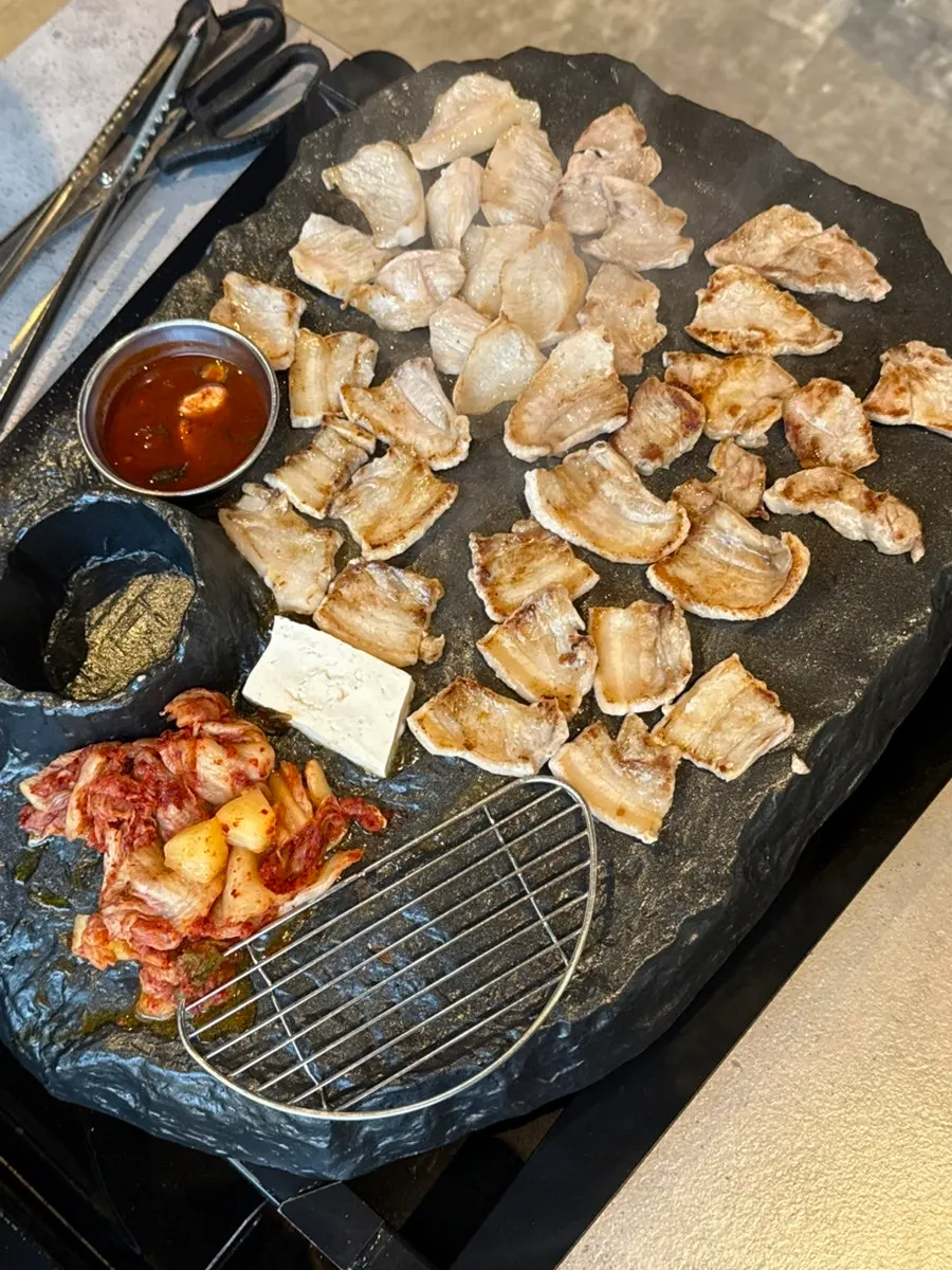 직원이 화산 돌불판에서 고기 굽는 모습