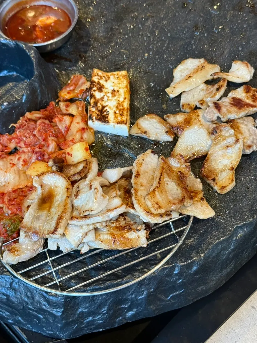 기름이 아래로 빠지는 화산 돌불판