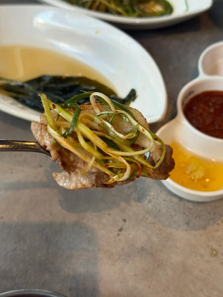 노릇하게 구워진 삼겹살 한 점