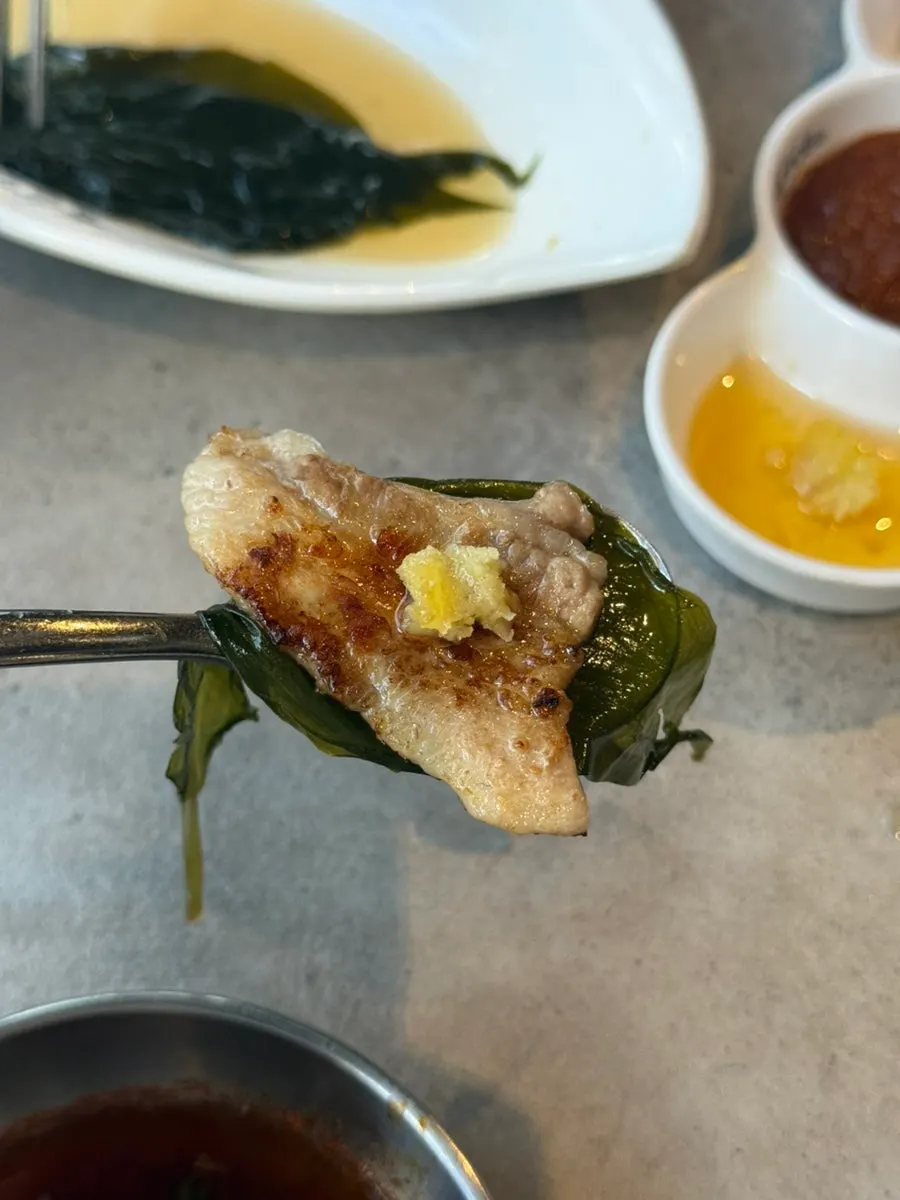 파채와 명이나물에 올린 삼겹살