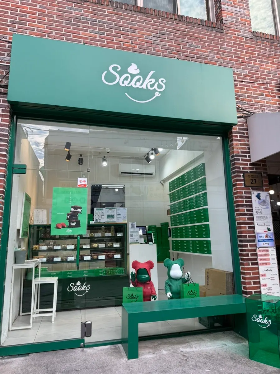 쑥 간판이 달린 쑥스초코파이 매장 외관