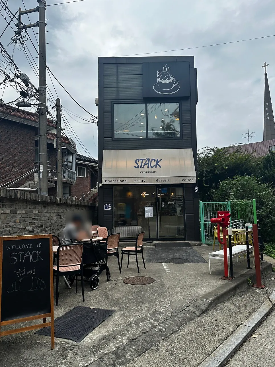 ภายนอกร้าน Stack Bakery Konkuk University Station Main Branch หน้าอพาร์ตเมนต์แดดง ย่านจายังดง
