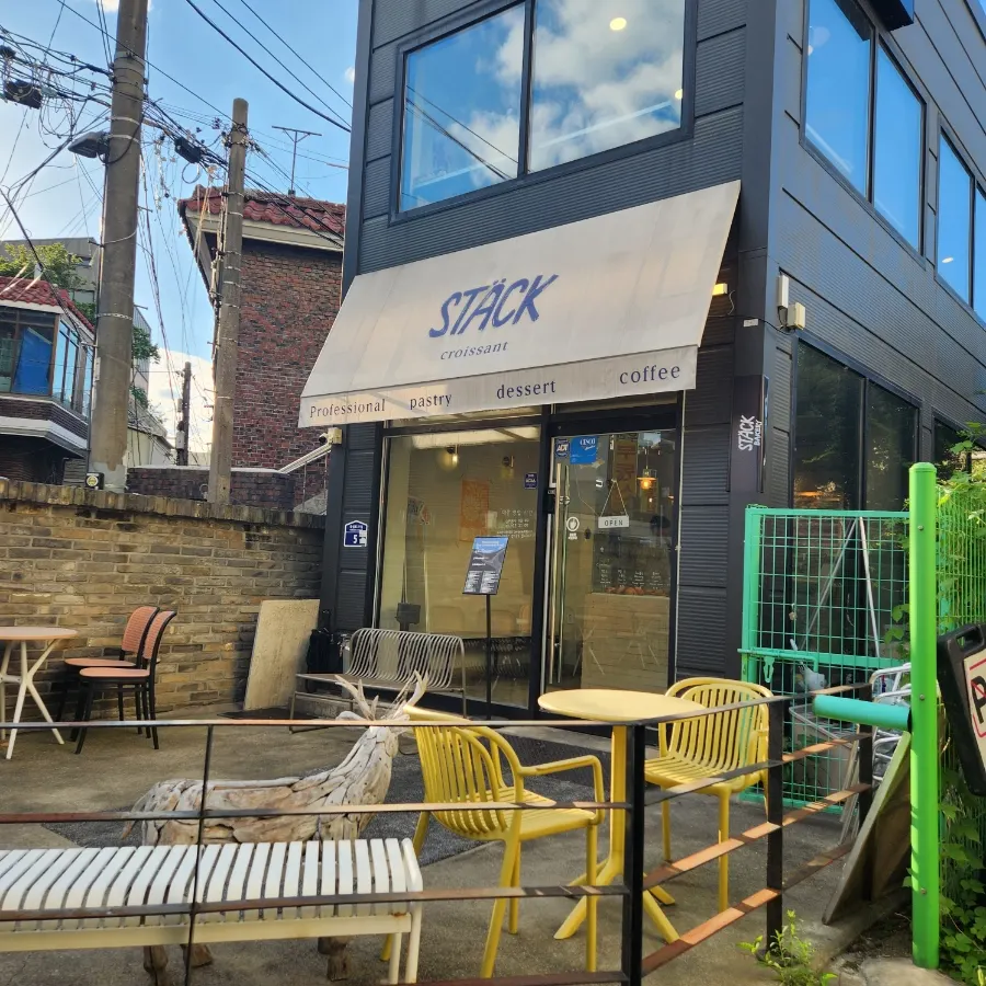 주택가 모퉁이에 자리한 스택베이커리 외관