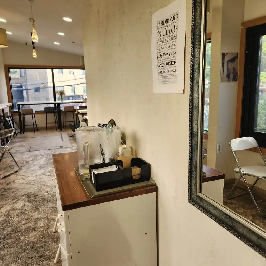 창가 바 좌석과 채광