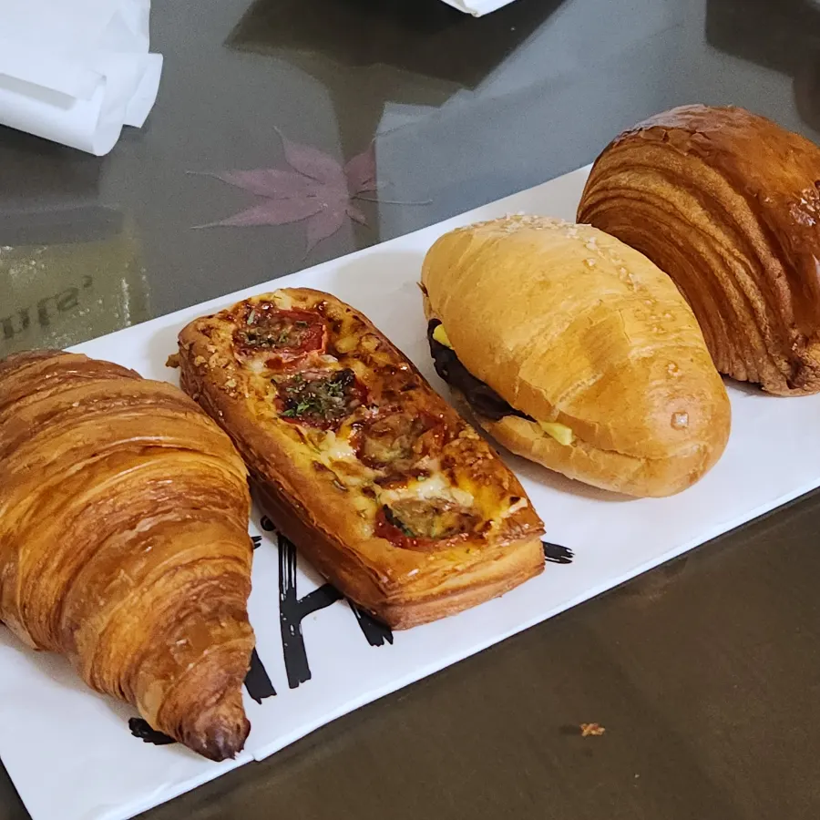 포장한 빵과 커피 구성