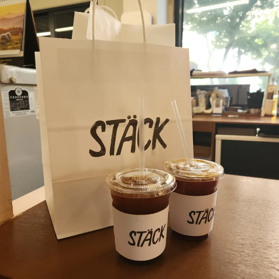아이스 아메리카노와 디카페인 아메리카노 두 잔