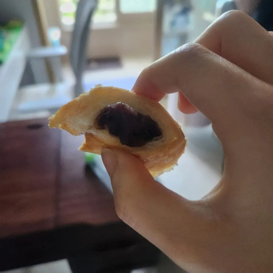 앙금과 버터가 보이는 소금빵 단면
