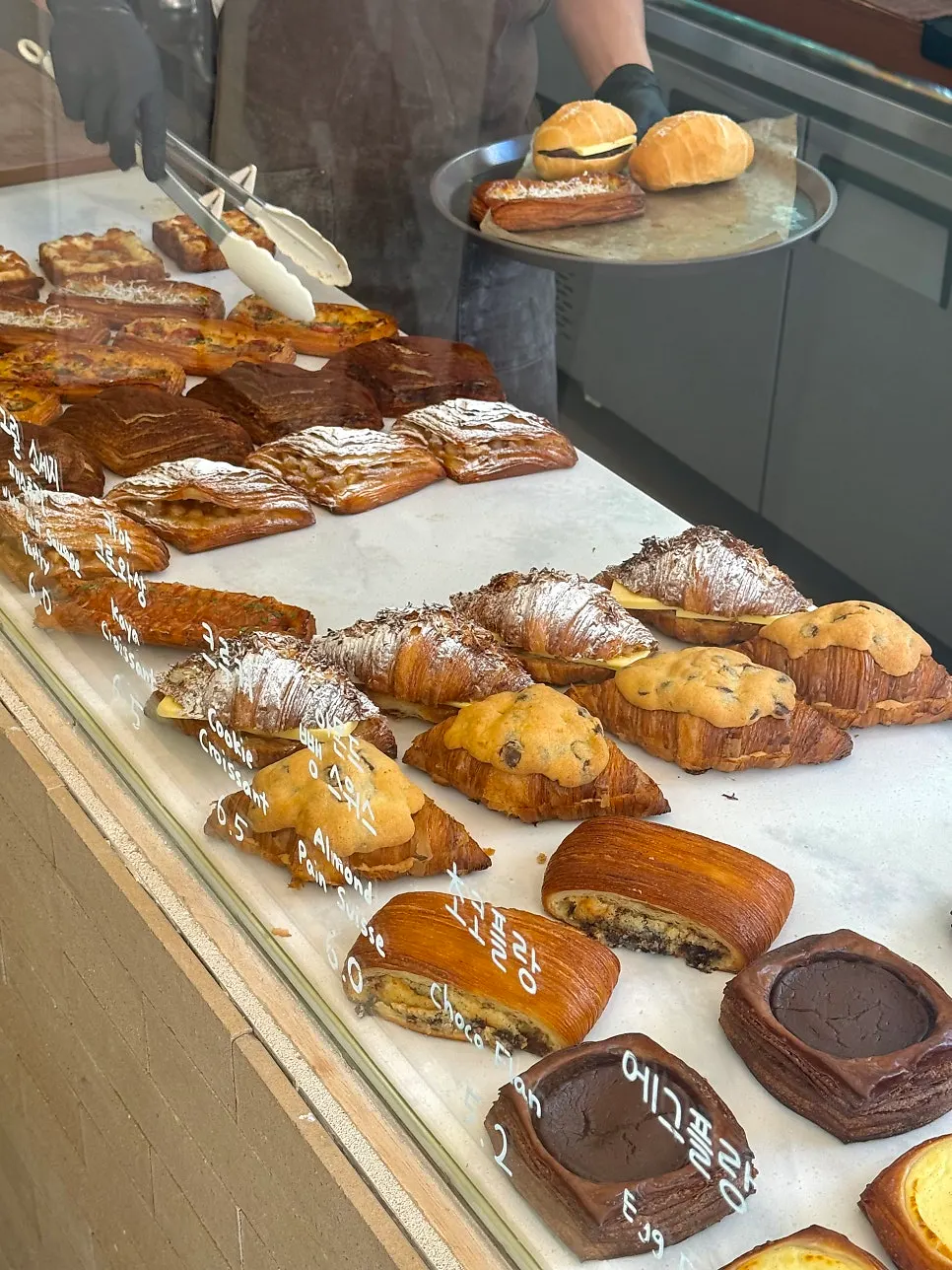 ป้ายร้านและภาพรวมของ Stack Bakery