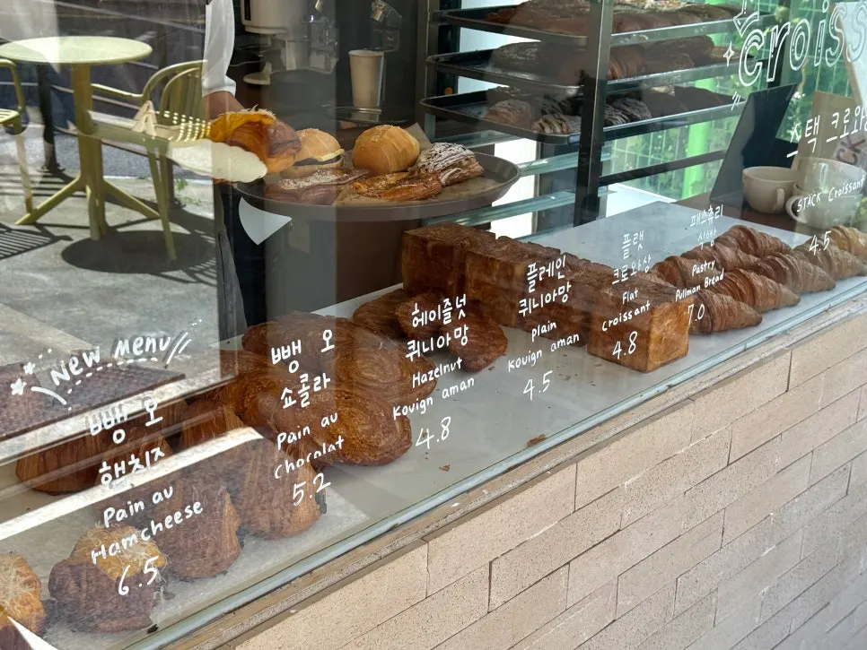 ชั้นวางขนมปังของ Stack Bakery มุมกว้าง