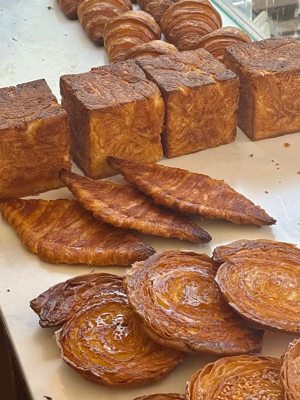เพสตรีที่วางเรียงในร้าน Stack Bakery