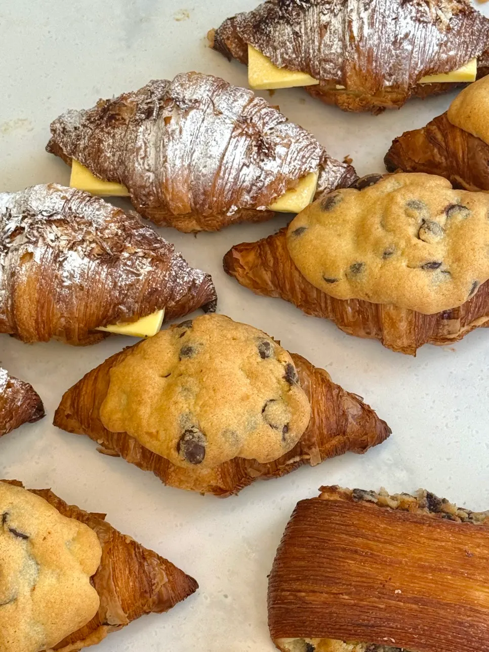 ครัวซองต์และควีญอามันในร้าน Stack Bakery