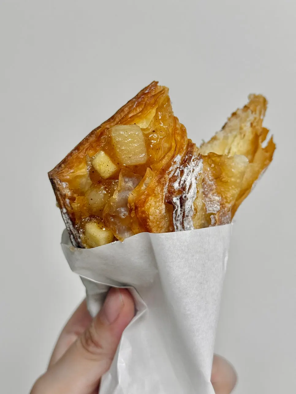 กินซัลบังของ Stack Bakery ระหว่างเดินบนถนน