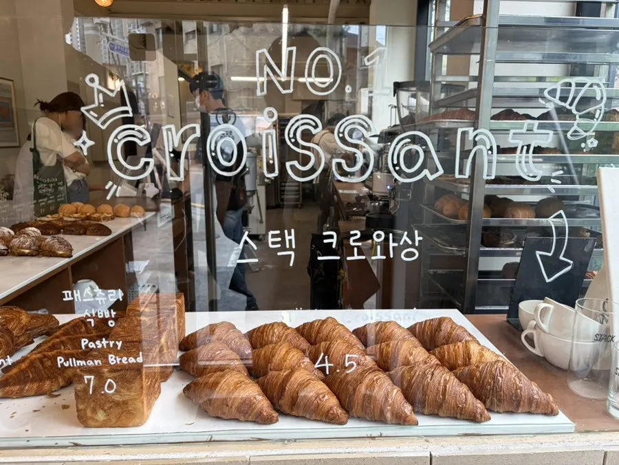 진열대에 놓인 갓 구운 크로와상