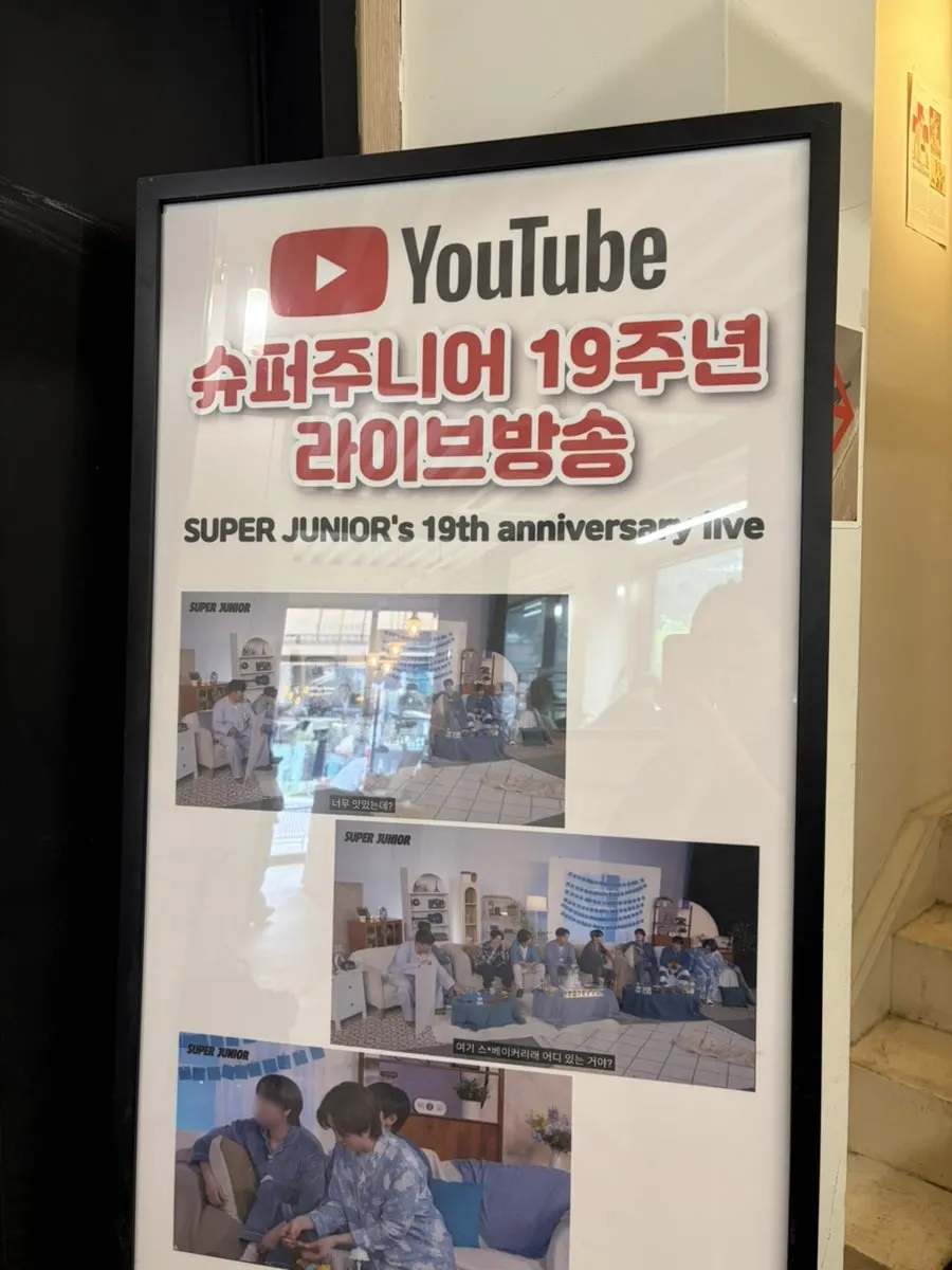 트레이에 담은 크로와상과 페스츄리 네 개