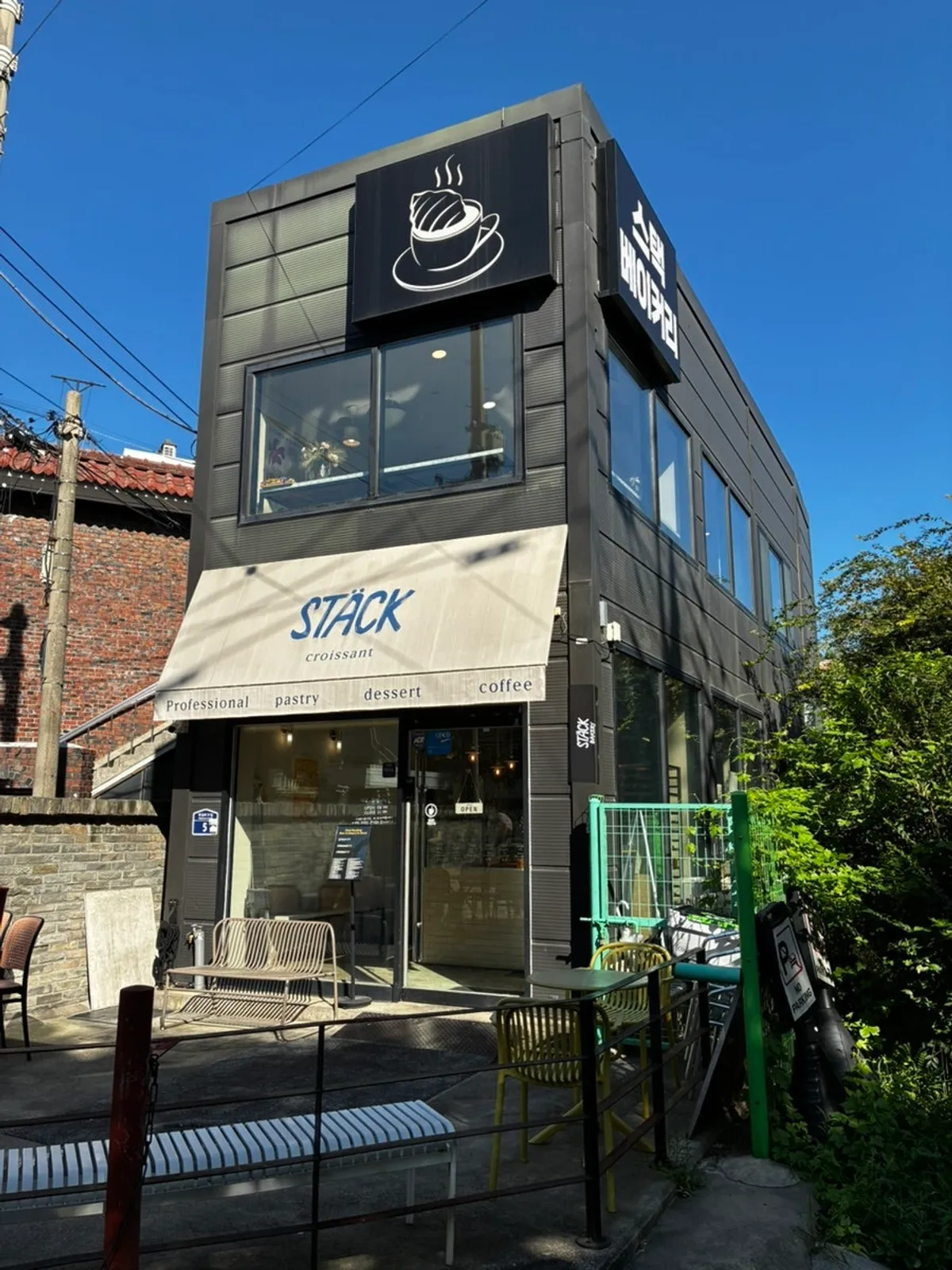Exterior of Stack Bakery on Ttukseom-ro 31-gil, Jayang-dong