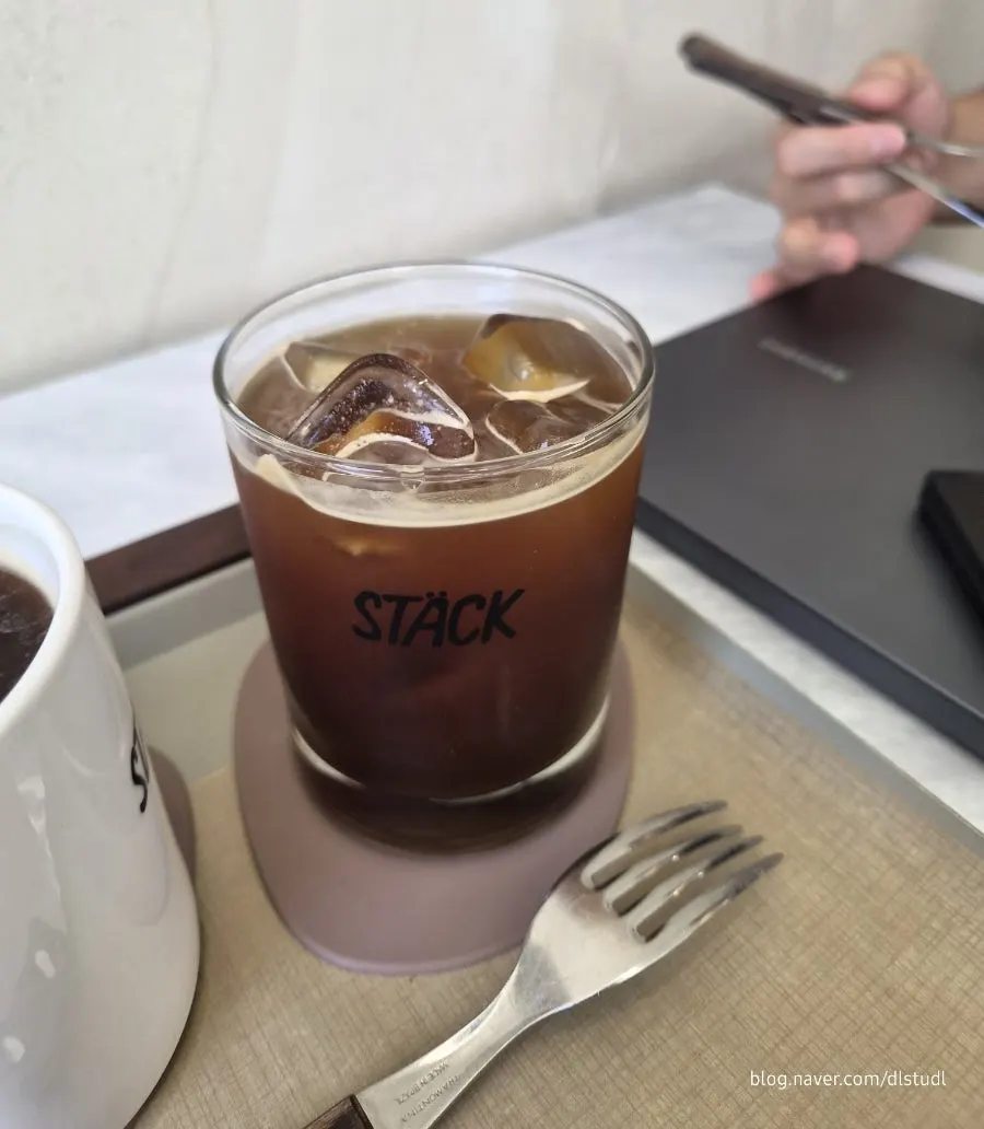 아메리카노 잔과 크로와상 세로 사진