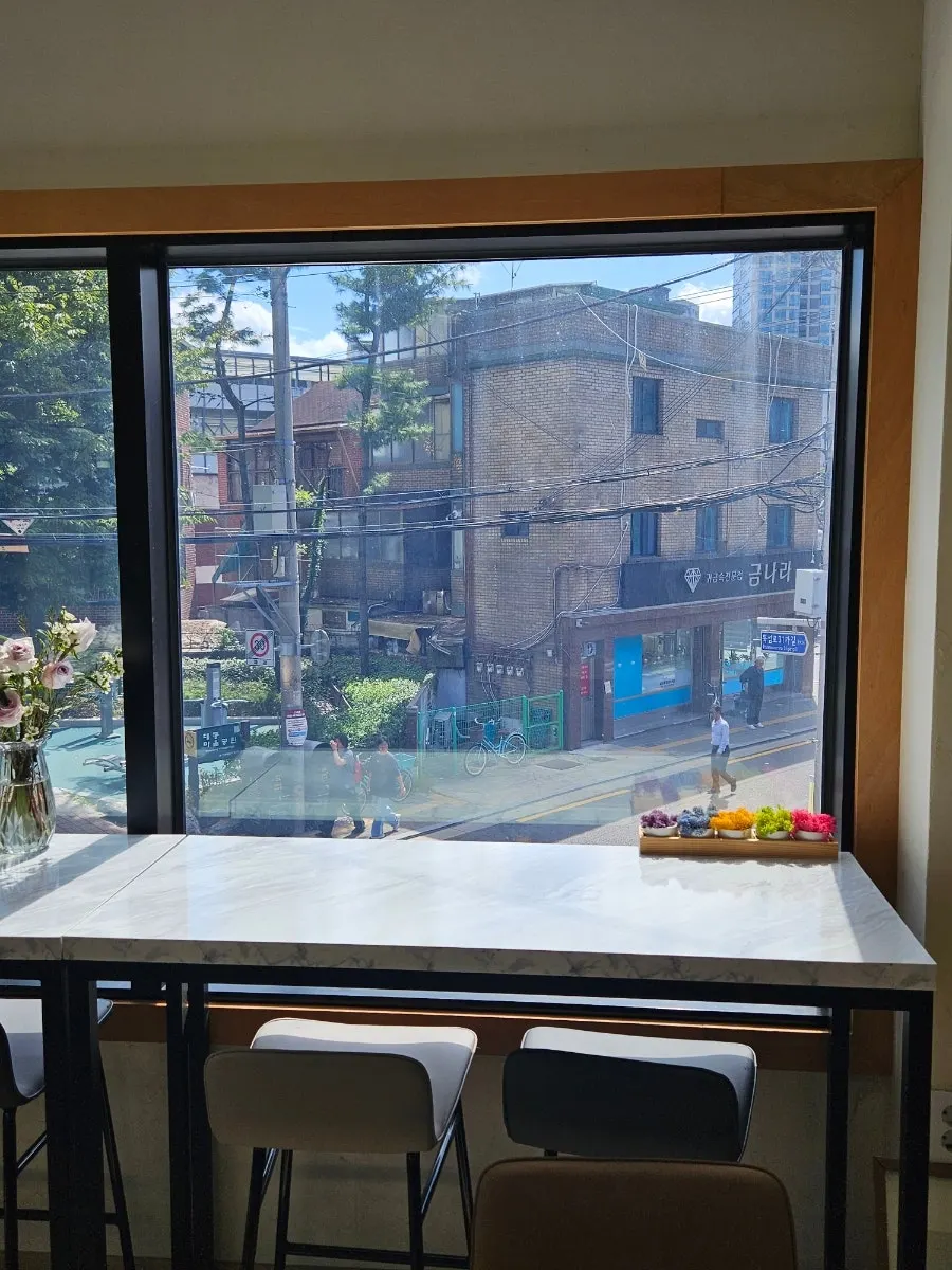 Relaxed 2nd floor seating on a weekday lunch