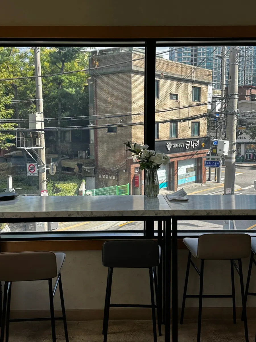 은은한 조명과 벽면 인테리어의 2층 카페 공간