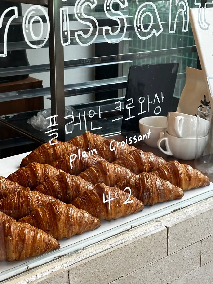 크루키와 에그플랑, 초코플랑이 놓인 쇼케이스 칸