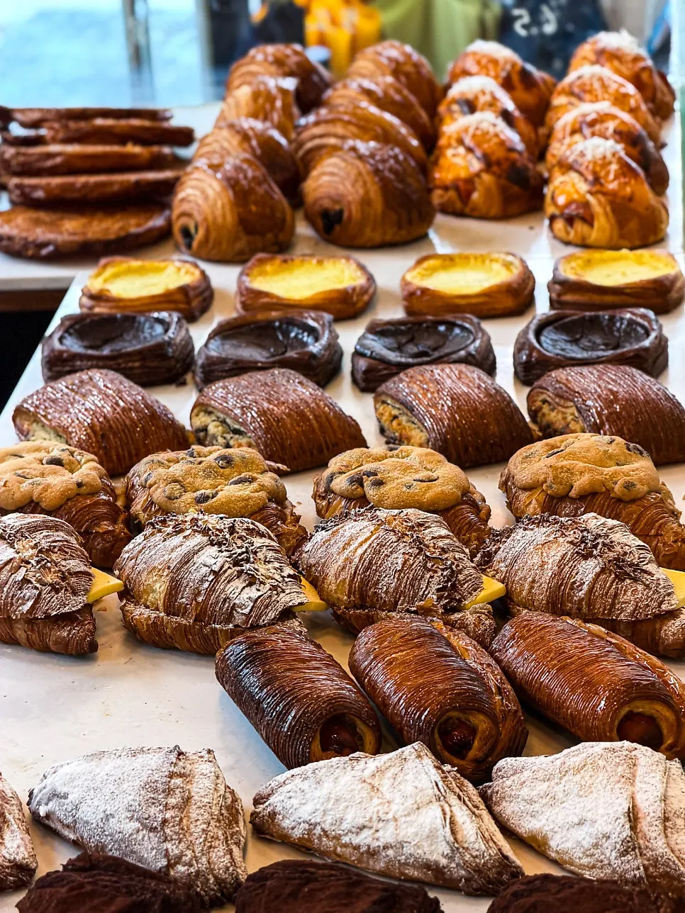 Showcase with many varieties of bread