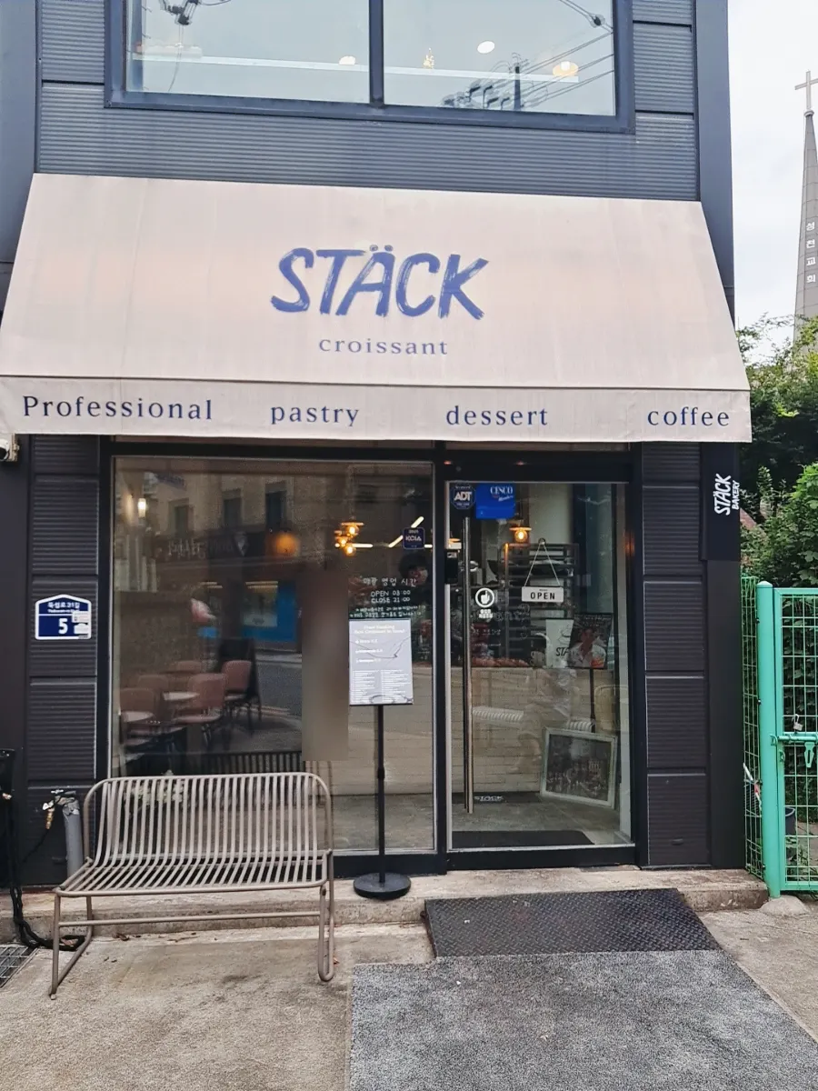 Foto menegak roti yang dibungkus dari Stack Bakery