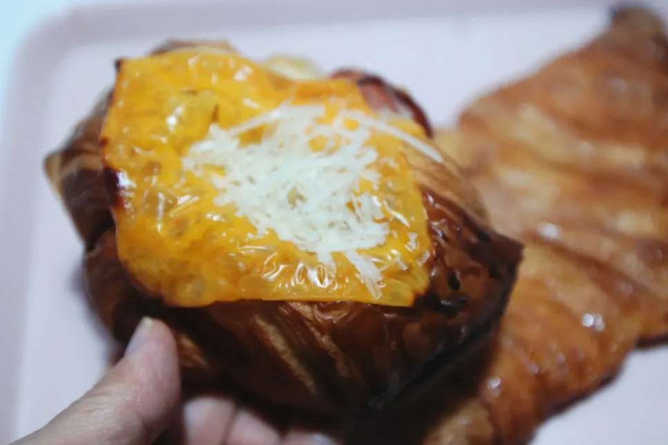 Susunan croissant, kouign-amann dan roti tawar dibungkus