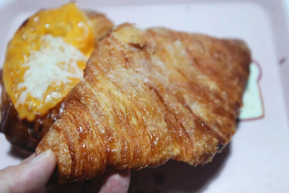 Roti Stack Bakery bersama secawan kopi