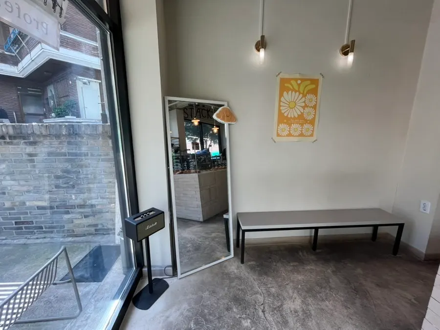 深山面包店1层面包展示柜