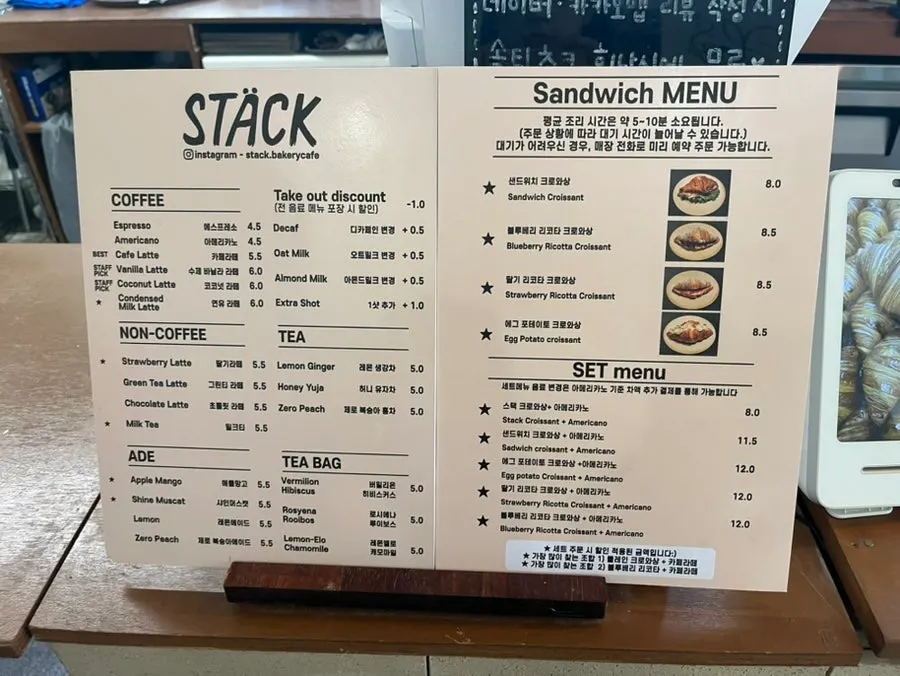 展示柜中陈列的招牌酥皮