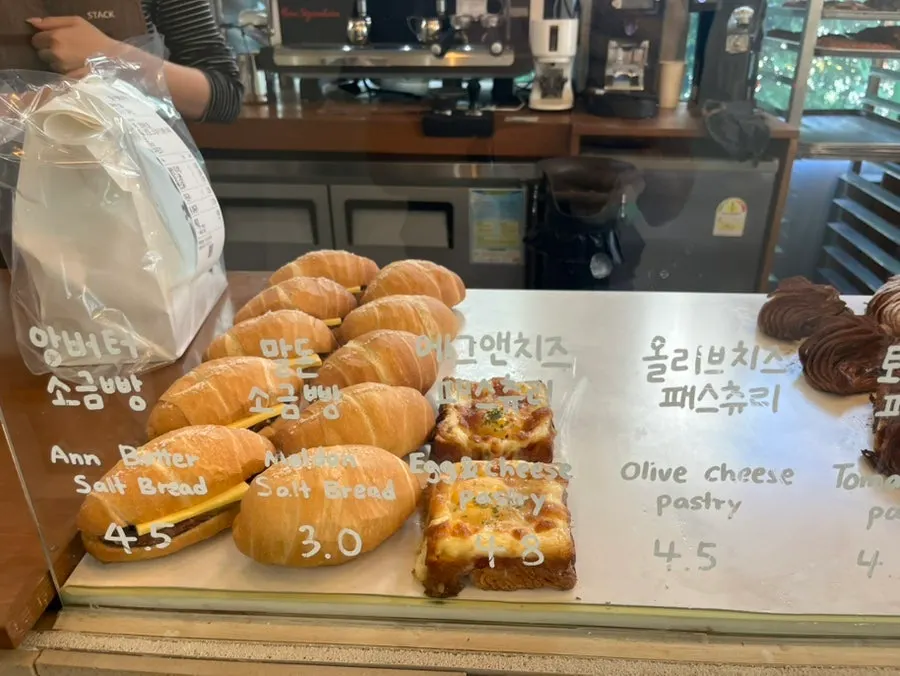 摆放深山可颂的展示柜