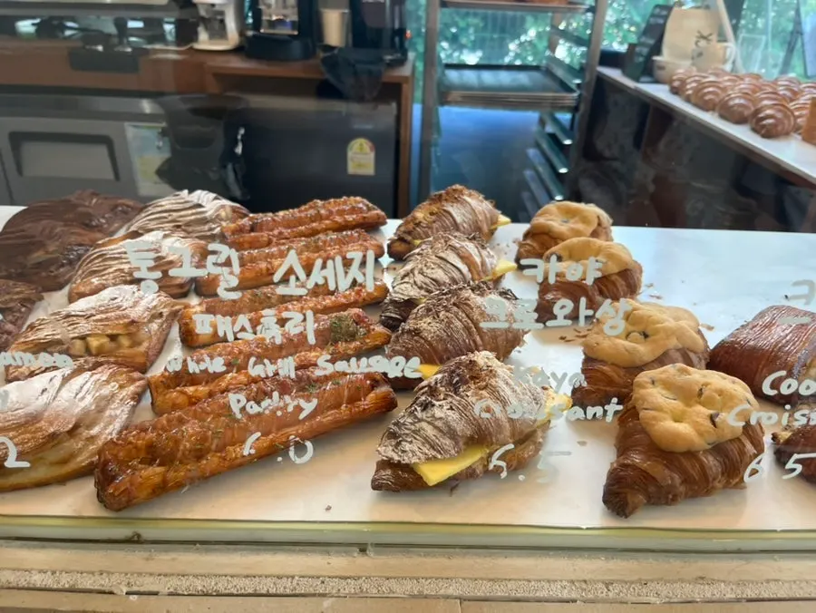 整根烤香肠酥皮陈列