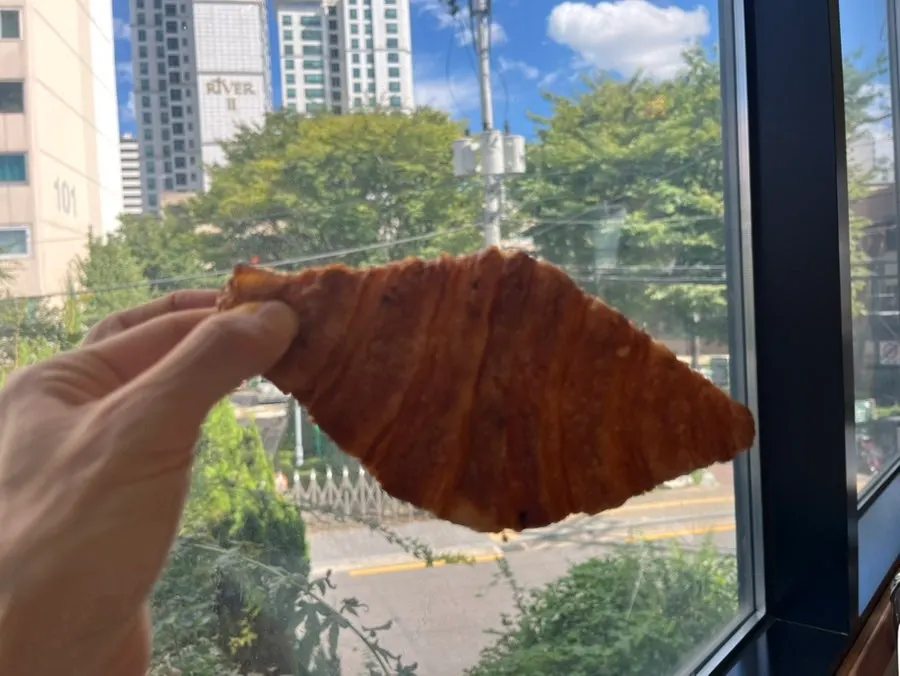 表面焦糖化的扁可颂