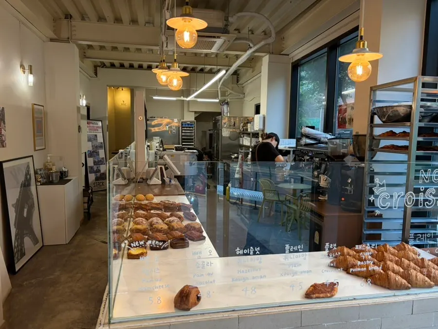 The walk to Stack Bakery and its entrance