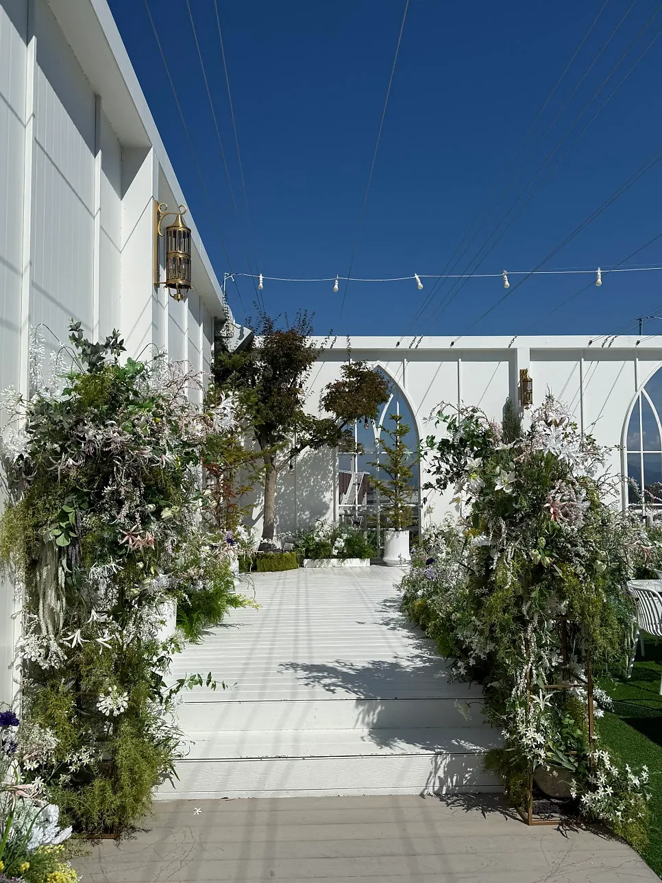 Flower path for the bride's entrance