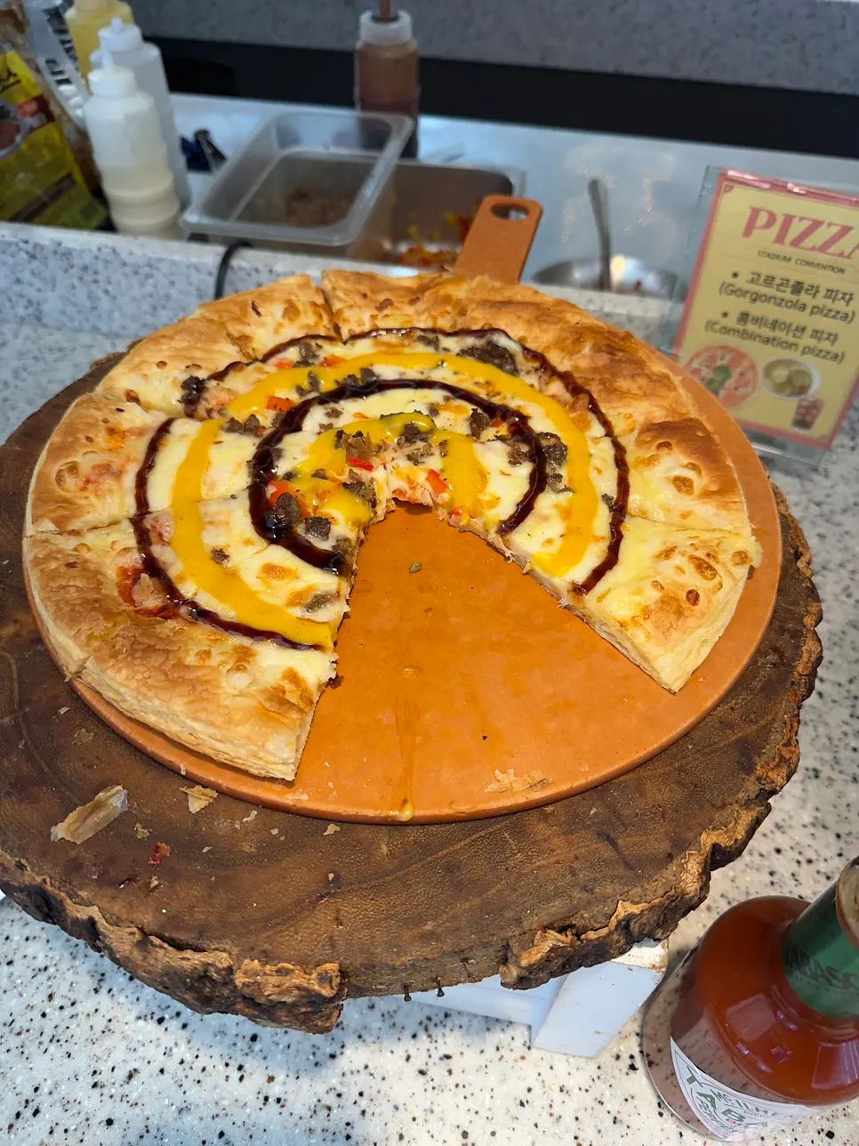 Hot corner with pizza and smoked duck