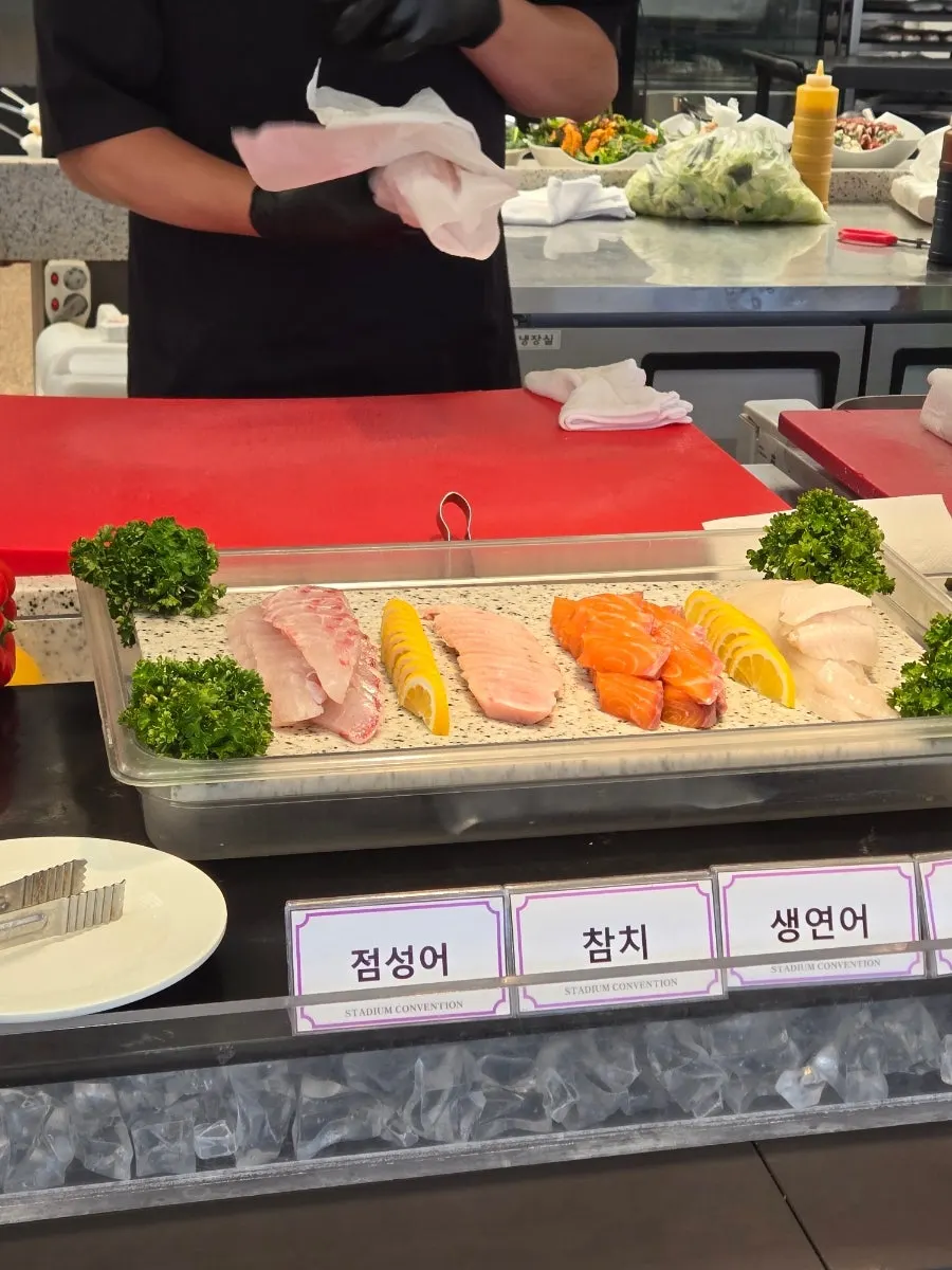 뷔페 해산물 코너에 진열된 메뉴