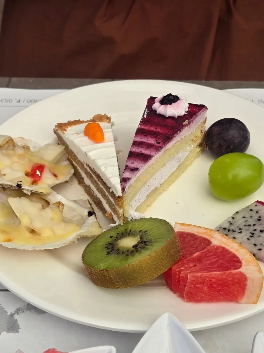식사 마무리로 담아온 디저트 접시