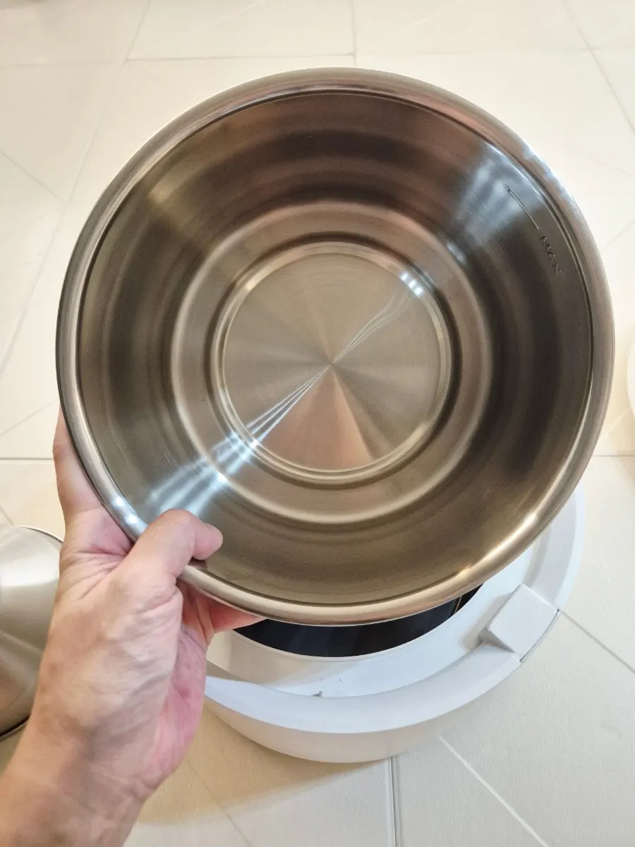 Notice not to submerge the unit or wash the bottom of the water tank