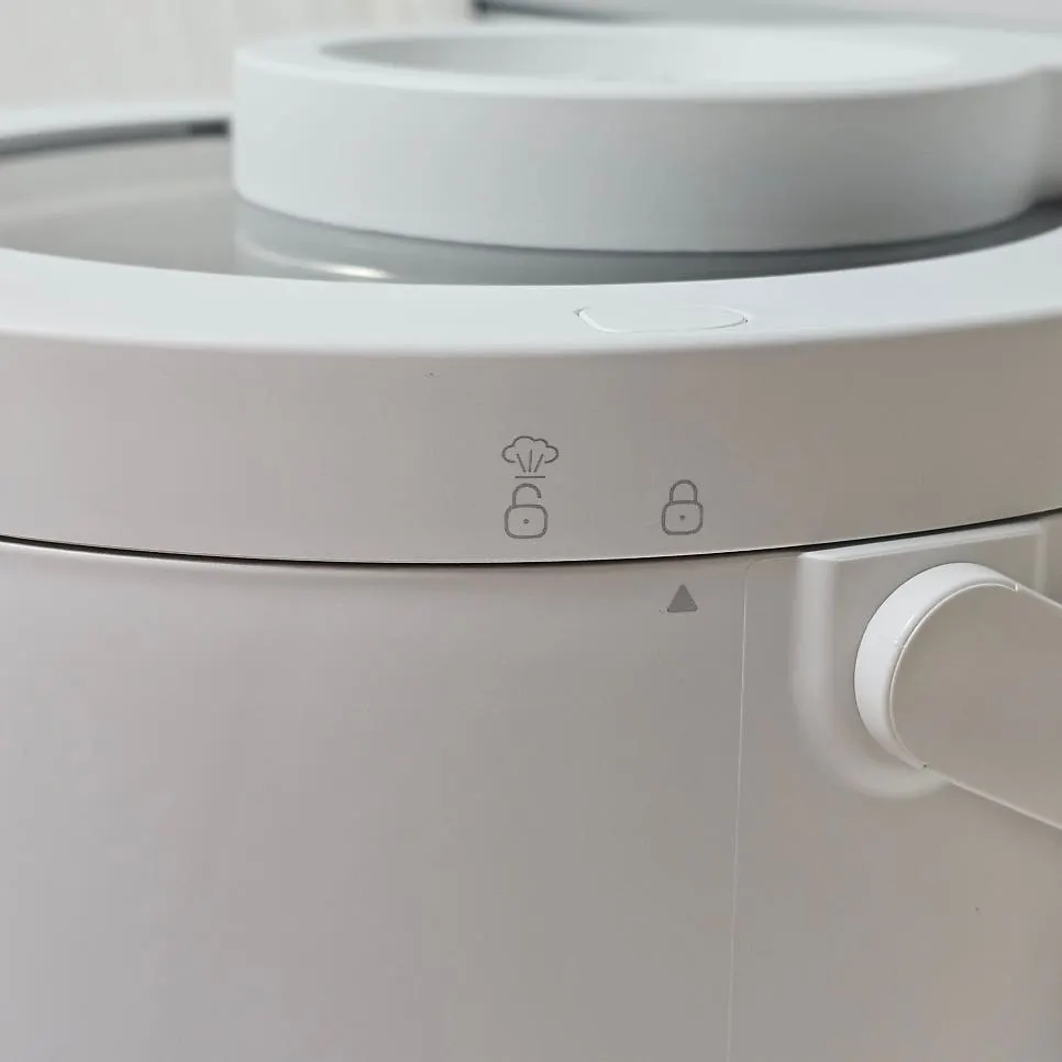 Humidifier double-lock lid