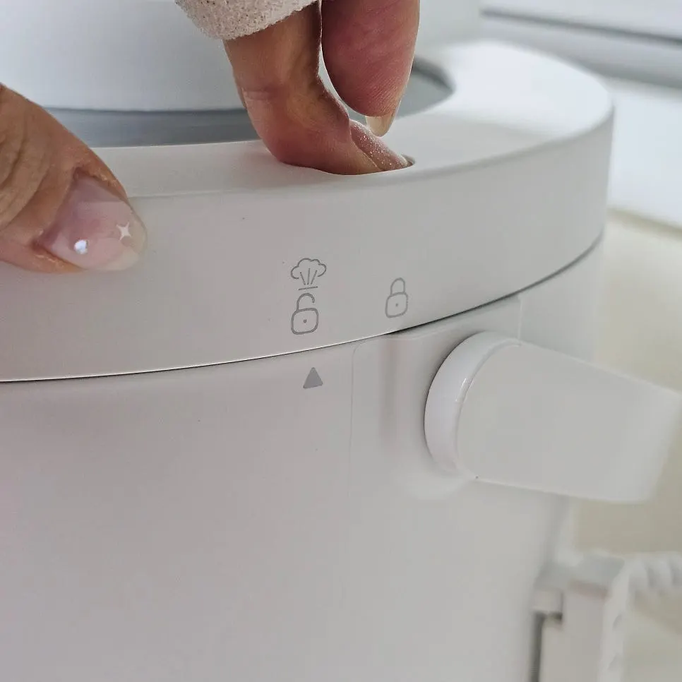 Humidifier lid locking structure
