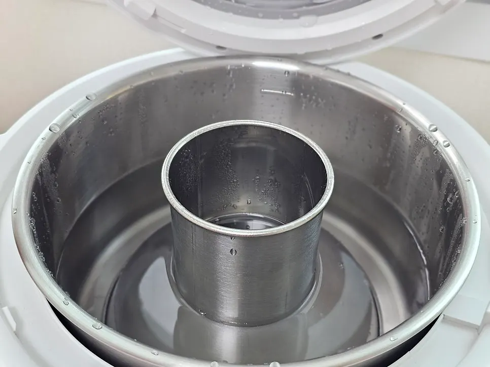 Humidifier cleaning and maintenance method