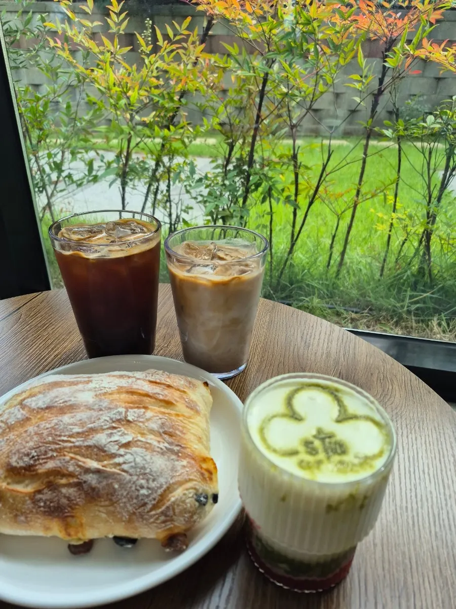 Table with ordered drinks and bread