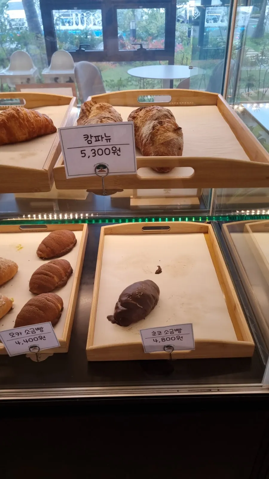 진열된 여러 종류의 빵