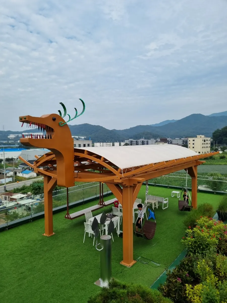 4층 루프탑 공간과 그네
