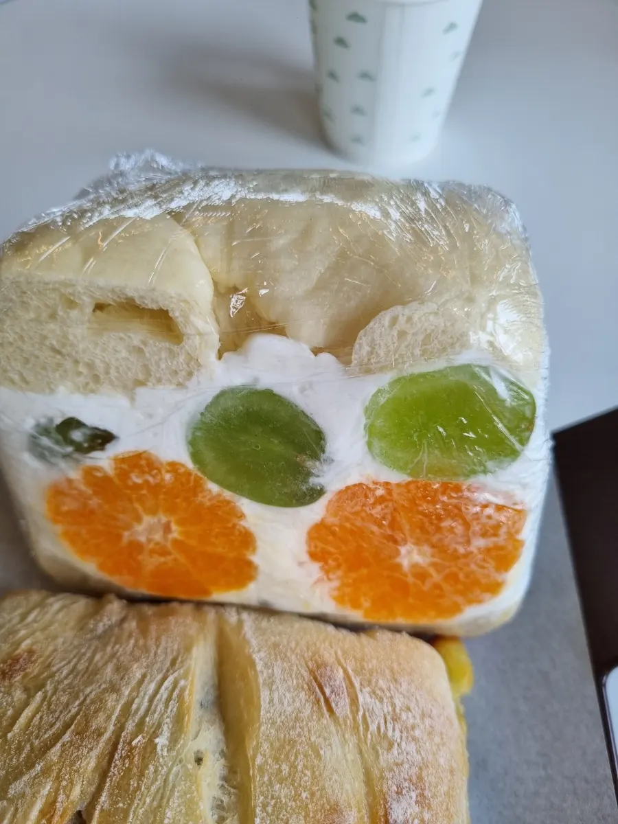 과일이 가득한 베이글 과일샌드