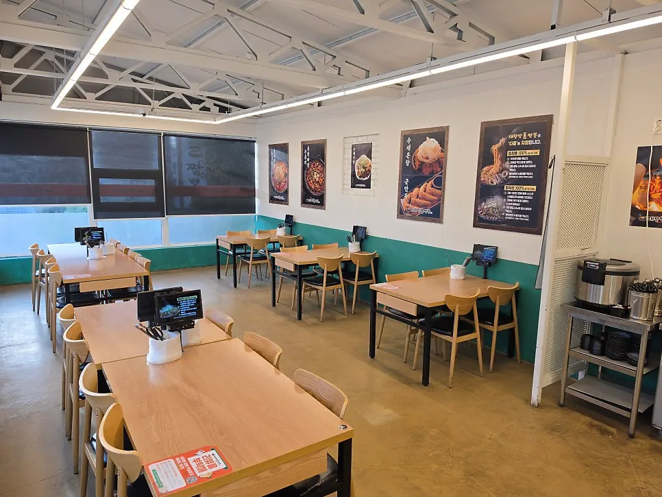 Spacious dining hall split into left and right sides